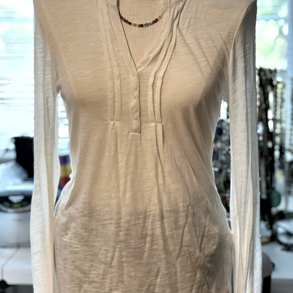 NWOT Pleated Front L/Sleeve Top Off White Size Large 3 Button Front